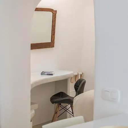 Nyaraló Crown Of Fira *